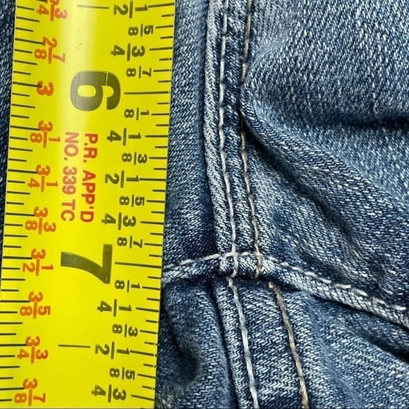 Decree Medium Wash Cut Off Distressed Ripped Jean Shorts Size 5 - Picture 5 of 8